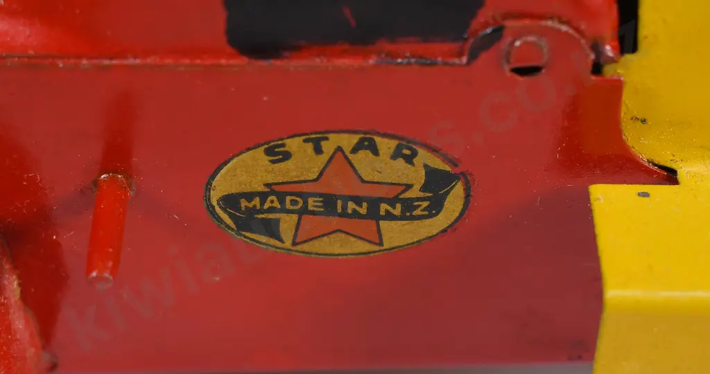 STAR TOYS NZ MADE PRESSED METAL CLOCKWORK SHELL TANKER Image 1++