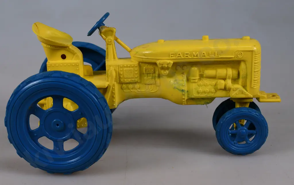 PORANA PLASTICS NZ MADE FARMALL TRACTOR Image 1++