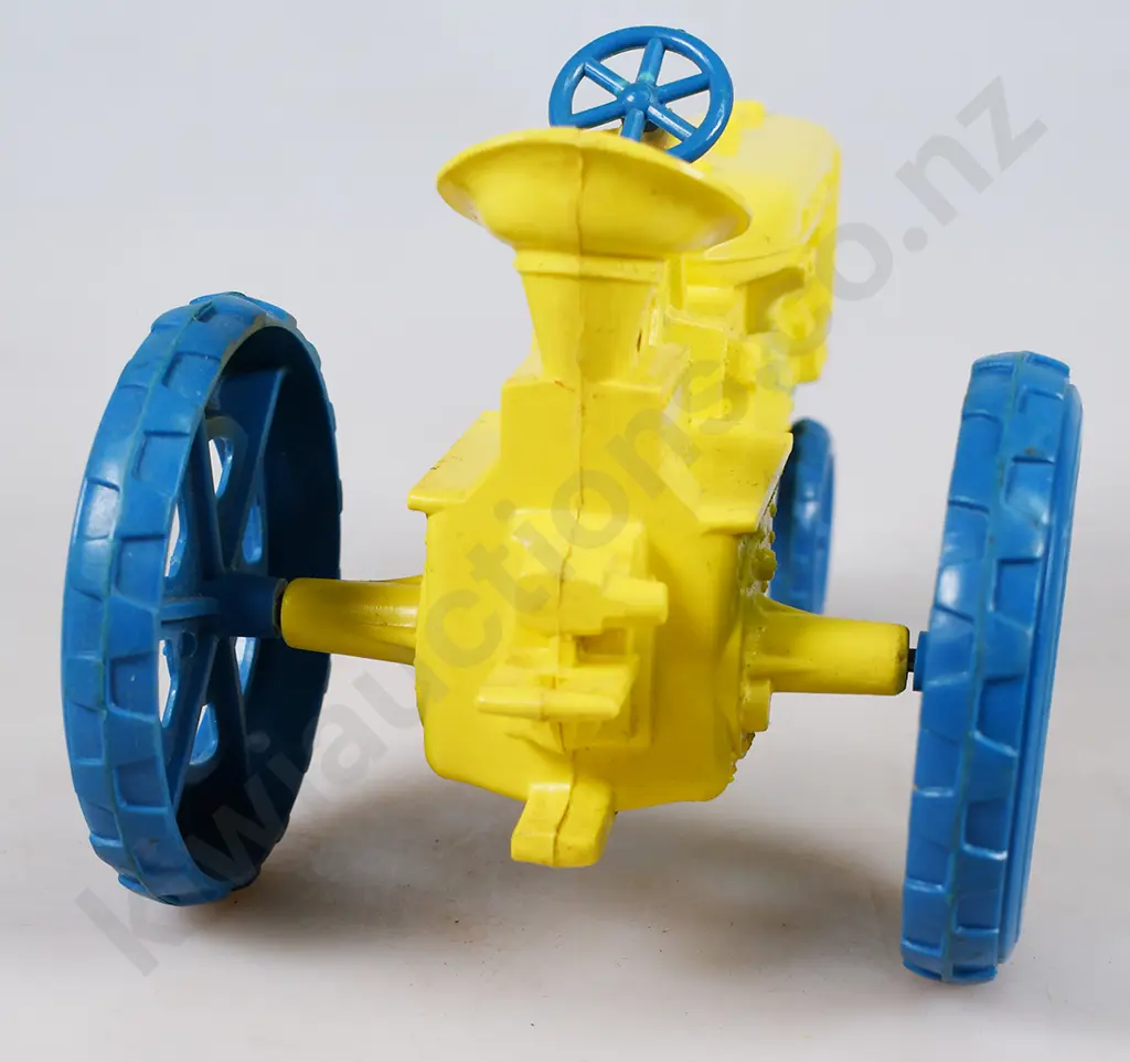 PORANA PLASTICS NZ MADE FARMALL TRACTOR Image 1++