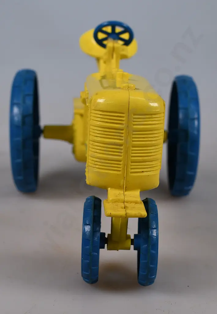 PORANA PLASTICS NZ MADE FARMALL TRACTOR Image 1++