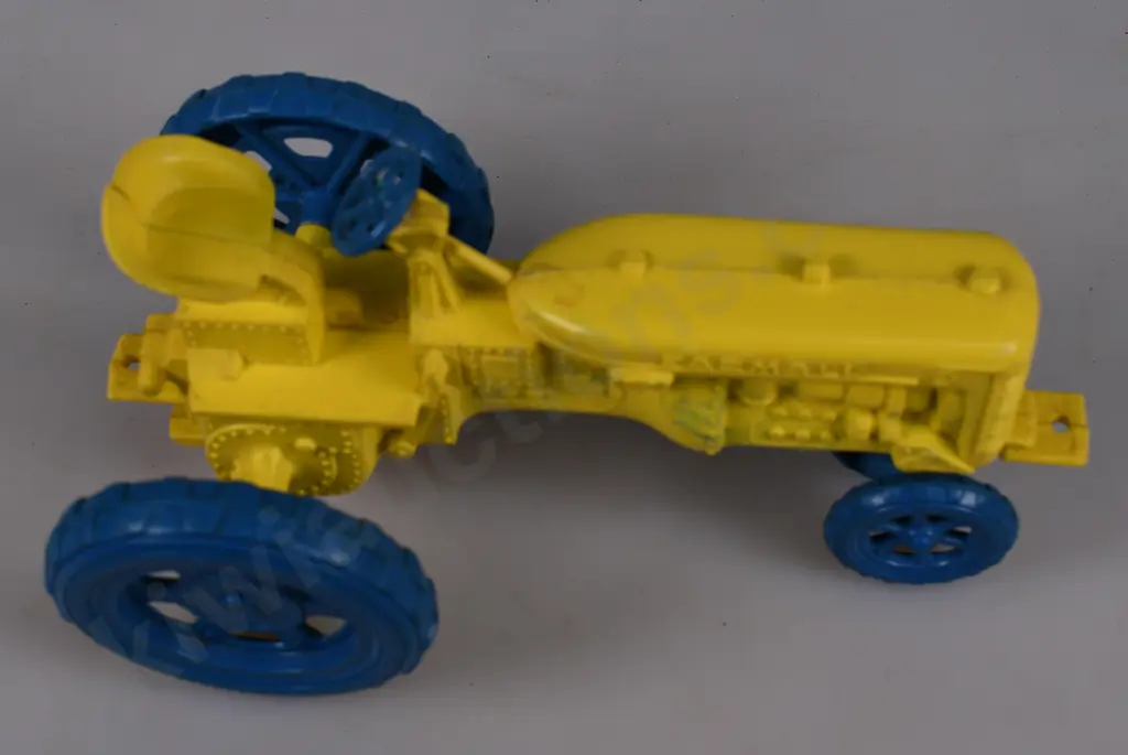 PORANA PLASTICS NZ MADE FARMALL TRACTOR Image 1++