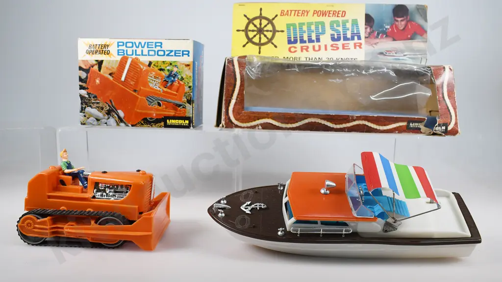 LINCOLN INTERNATIONAL POWER BULLDOZER, DEEP SEA CRUISER IN BOXES Image 1++