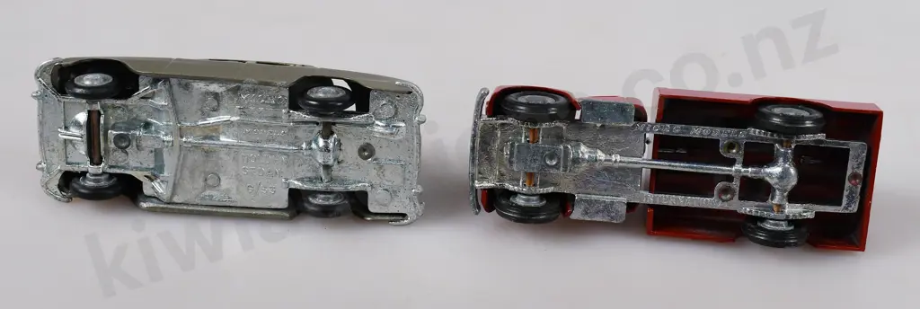 MICRO MODEL MATAI/LINCOLN ISSUE HOLDEN SEDAN, INTERNATIONAL DRINKS TRUCK Image 1++