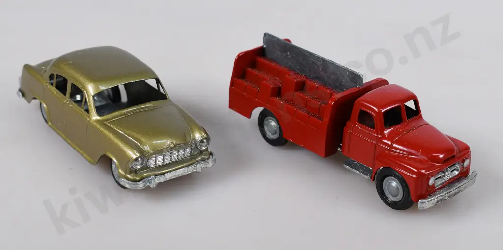 MICRO MODEL MATAI/LINCOLN ISSUE HOLDEN SEDAN, INTERNATIONAL DRINKS TRUCK Image 1++