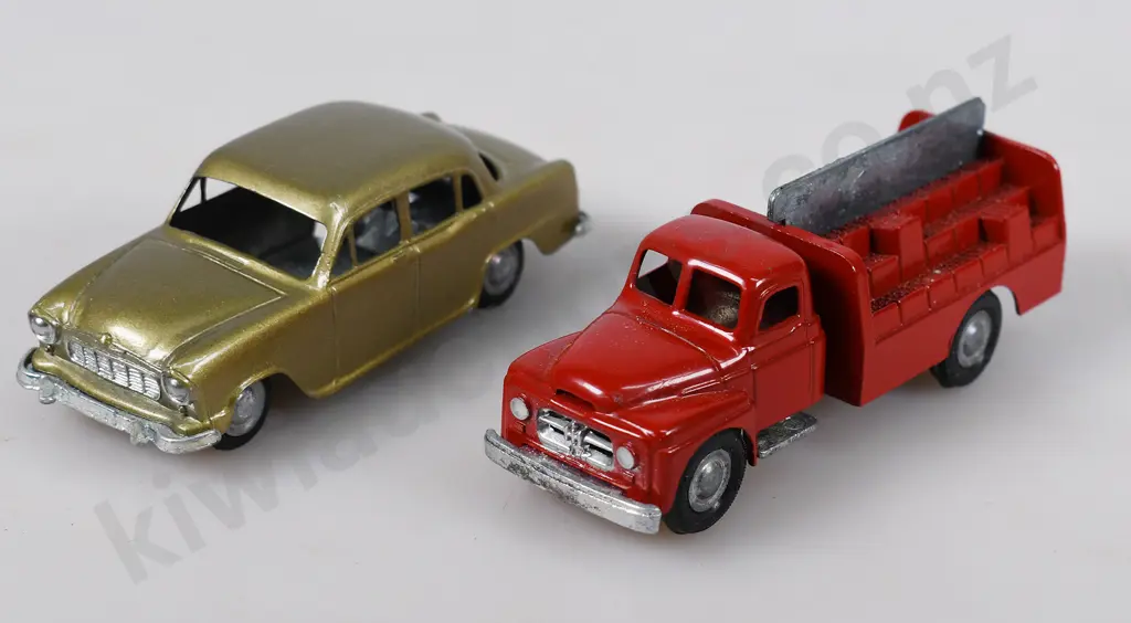 MICRO MODEL MATAI/LINCOLN ISSUE HOLDEN SEDAN, INTERNATIONAL DRINKS TRUCK Image 1++
