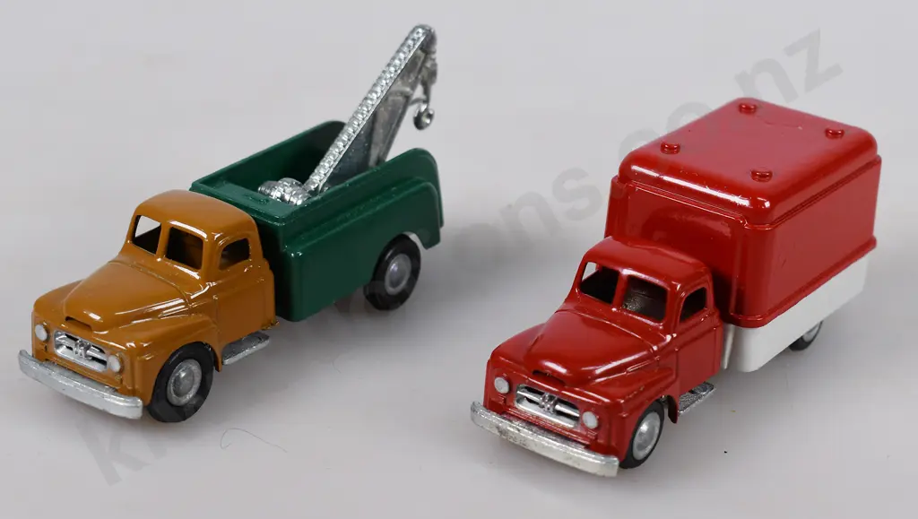 MICRO MODEL MATAI ISSUE INTERNATIONAL DELIVERY VAN, BREAKDOWN TRUCK Image 1++