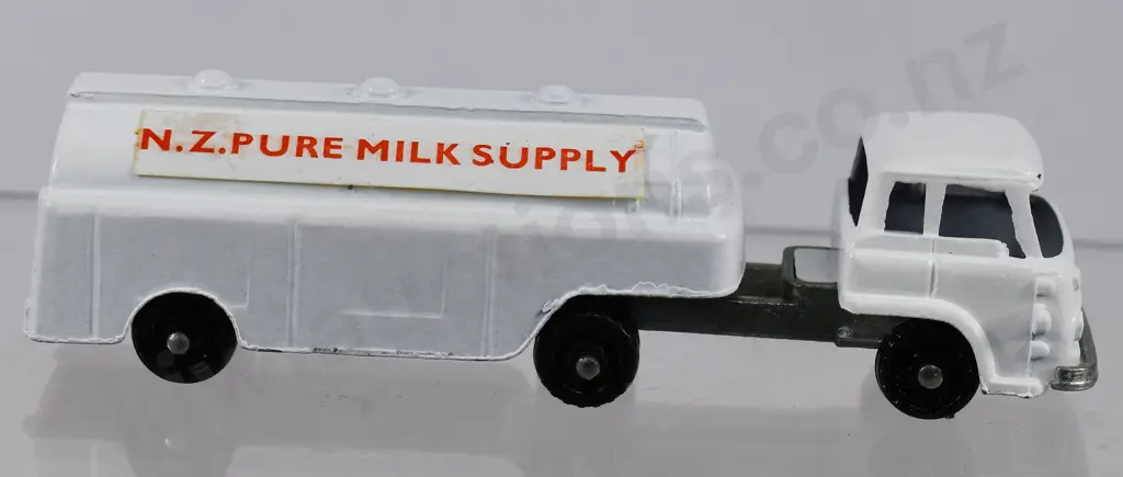 FUN HO MIDGET ARTICULATED MILK TANKER 40, BOXED Image 1++