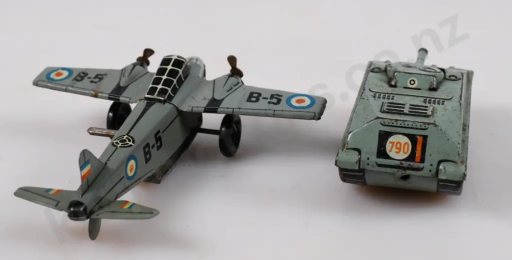 ASSORTED TIN TOYS Image 1++