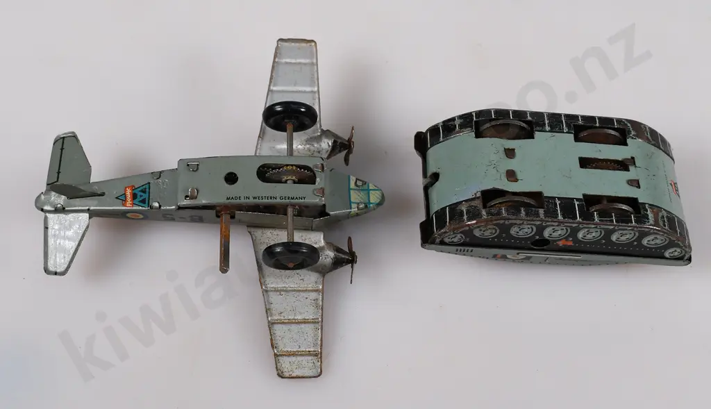 ASSORTED TIN TOYS Image 1++