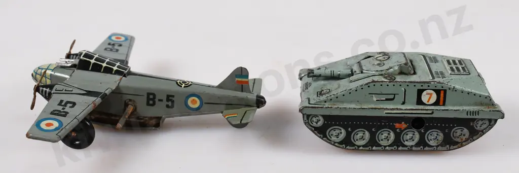 ASSORTED TIN TOYS Image 1++