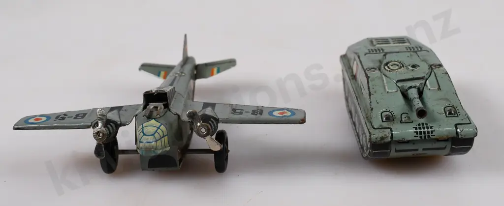 ASSORTED TIN TOYS Image 1++