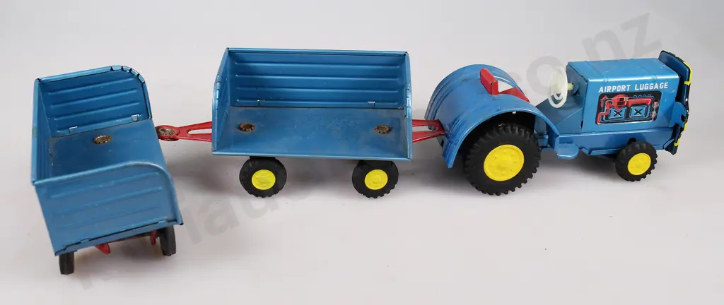 AIRPORT LUGGAGE TRACTOR & CARTS Image 1++