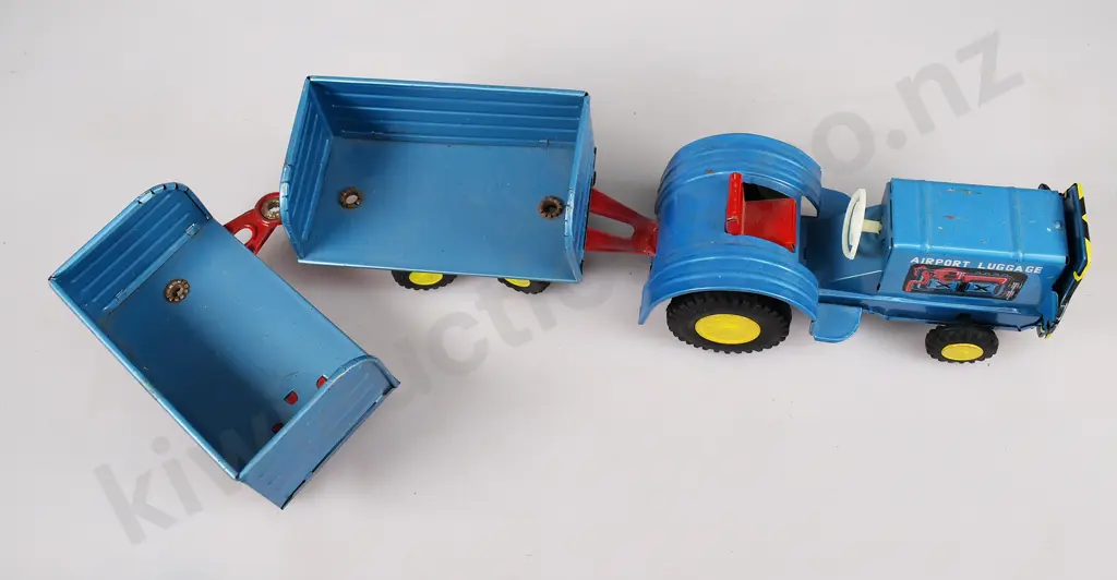 AIRPORT LUGGAGE TRACTOR & CARTS Image 1++